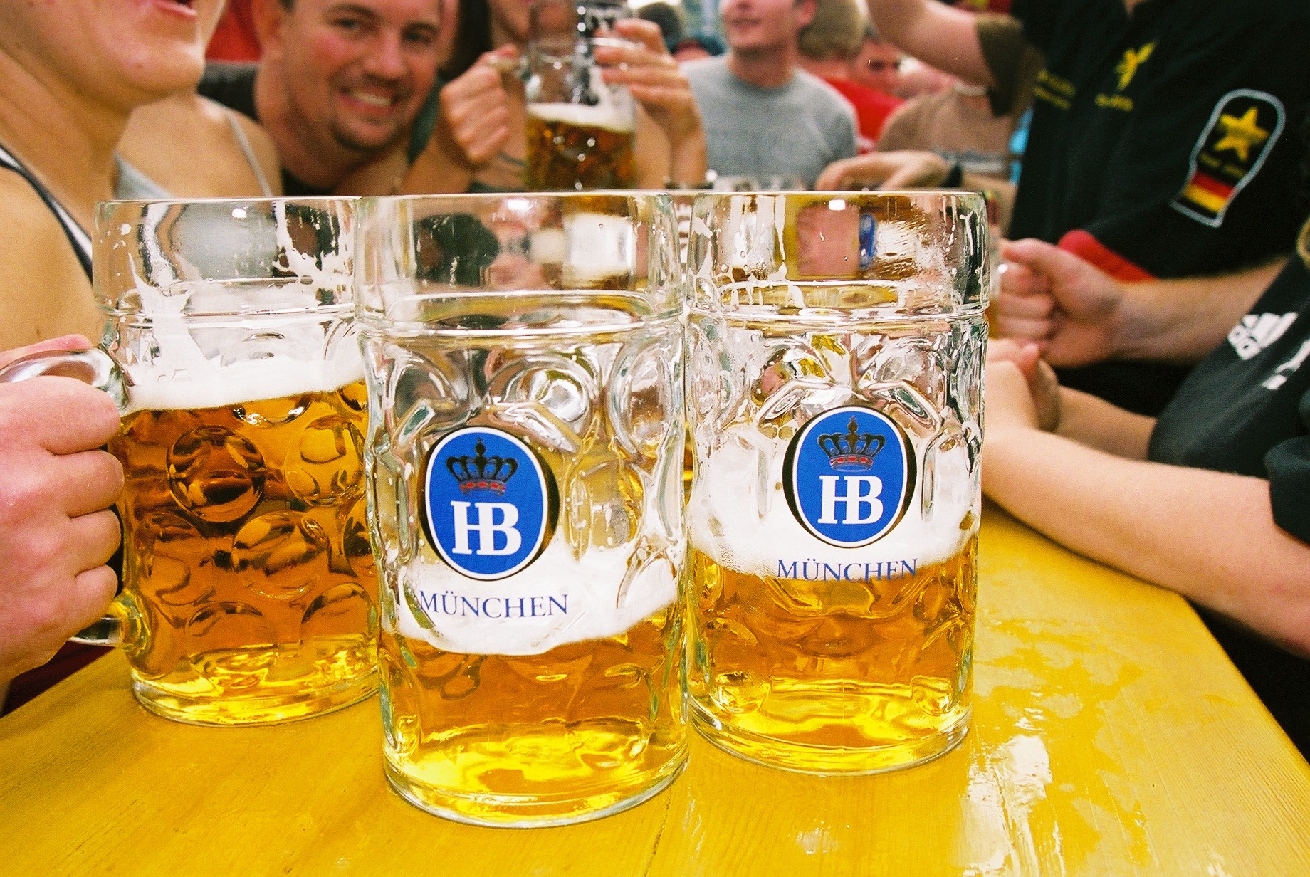 Пиво hofbrau munchen. Пиво Хофброй Мюнхен. Хофброй Октоберфест. Пиво HB Oktoberfest. Немецкое пиво Hofbrau.
